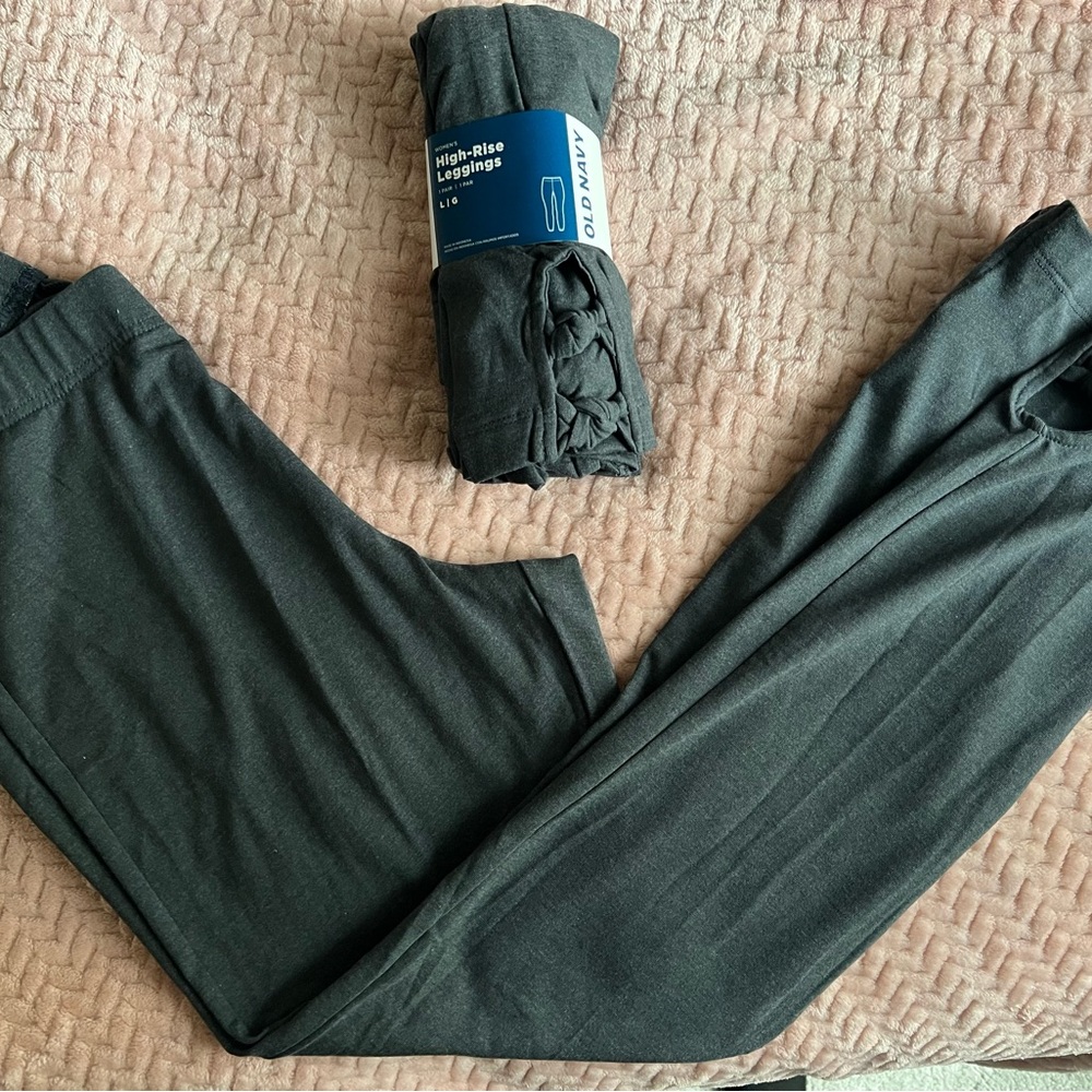 Women’s Old Navy high-rise ankle leggings. Available in size L in new with tags!